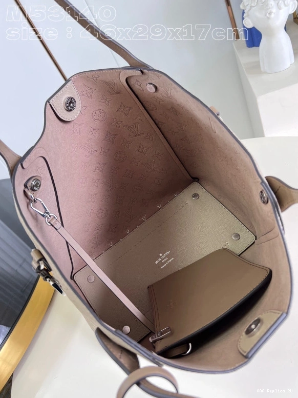 Aaa replica ru 29.5 VUITTON x HINA-46 LOUIS x 17CM 0812